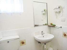 2 Bedroom Family - Bathroom at Country Lodge Motor Inn