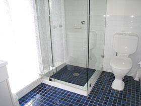 Executive - Bathroom at Country Lodge Motor Inn